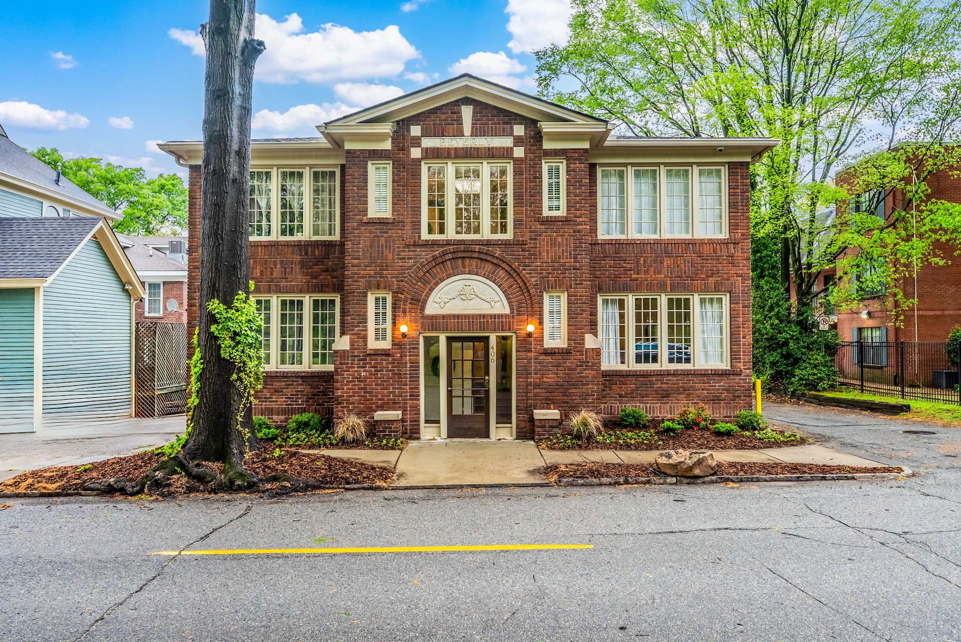 Downtown Historic beautifully renovated 2 bdrm apt