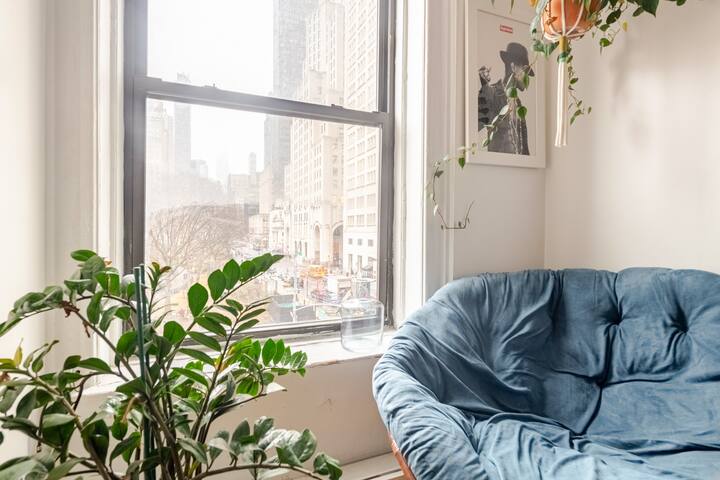 Bright Artsy Apartment perfectly located in NYC! gallery image 3