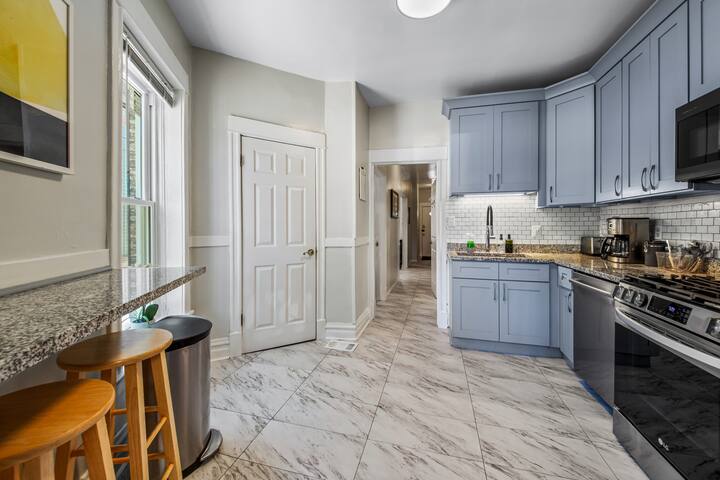 Spacious Home, Incredible Lakeview Location gallery image 5