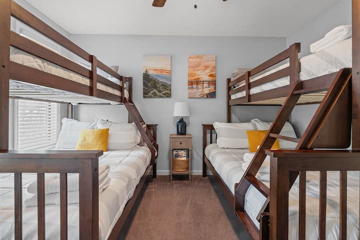 Ამ ოთახში არის ორი ორადგილიანი ორსართულიანი საწოლი. Მას, ასევე, აქვს პატარა სათამაშოები და წიგნები ბავშვებისთვის და კარადა ტანსაცმლის შესანახად.