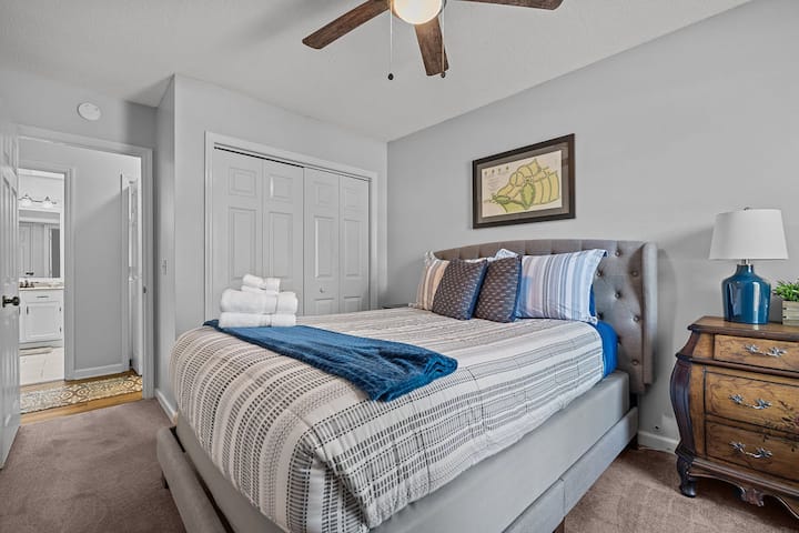 Ამ საძინებელში არის ორადგილიანი საწოლი, აქვს საკმარისი ტანსაცმლის სათავსო და მდებარეობს დერეფნის გასწვრივ, საზიარო სააბაზანოდან.