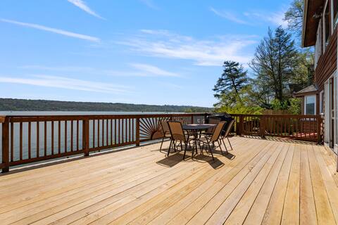 Fingerlakes Pet Friendly Lakefront Cottage