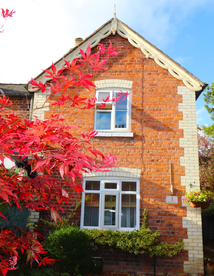 Entire Village Cottage W/garden & Free Parking - Shropshire