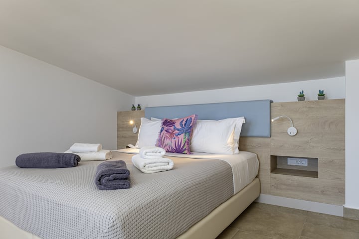 在配備Netflix的43英寸電視上，在舒適的牀上欣賞您最喜愛的電影