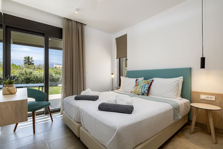 一樓的臥室配有2張單人牀，可以合在一起。