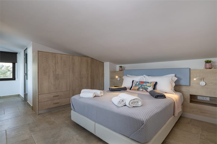 La cama se puede configurar como una cama tamaño queen o 2 individuales, bajo petición.