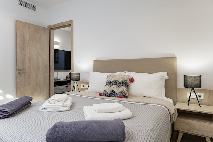 Dormitorio en el piso inferior con cama tamaño king (1,60 x 2,00 m).