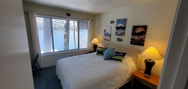 第一间卧室配备一张标准双人床，可欣赏美丽的湖景，早上醒来！ 2024年