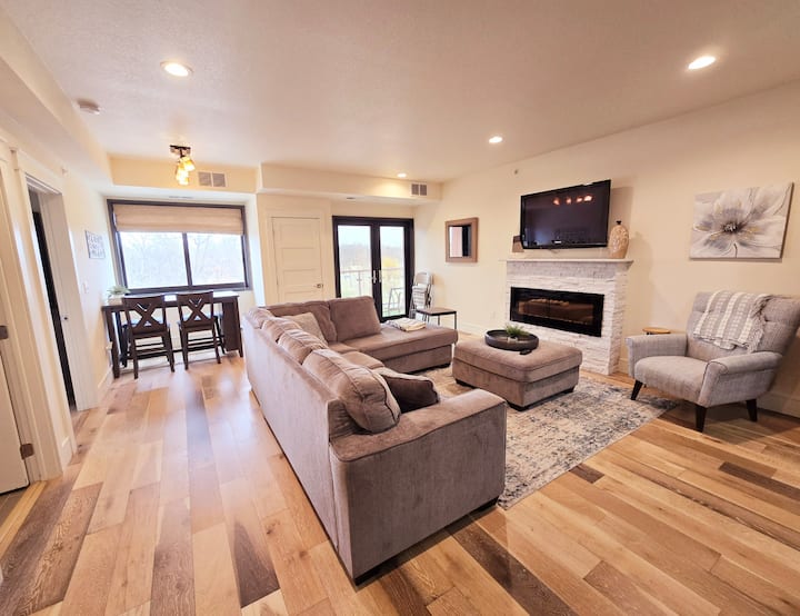 Updated 2 Bedroom Condo With Parking! Beach View! - Detroit Lakes, MN