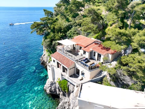 Anse Méjean, great landscape, right by the seaside