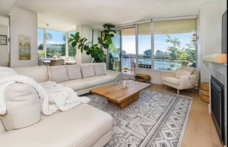 Luxury 3 Brd/3 Bth Waterfront Villa on the Seawall