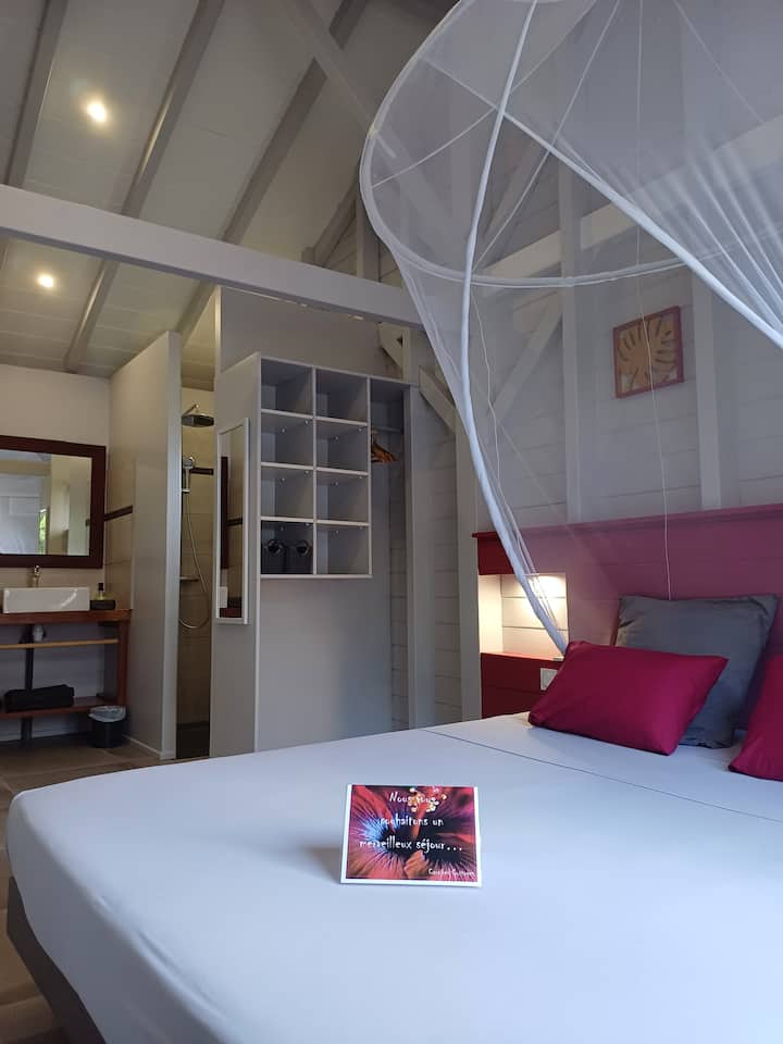 Glavna spavaća soba s tuš-kadom