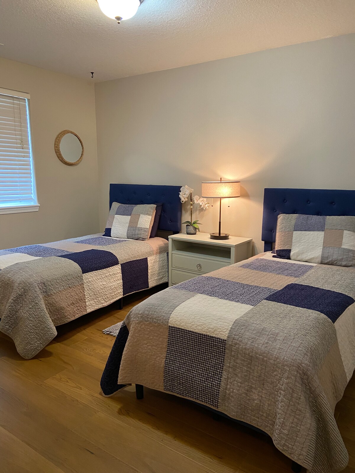 Camas individuales nuevas con vestidor grande, con cómoda y un montón de espacio de almacenamiento.