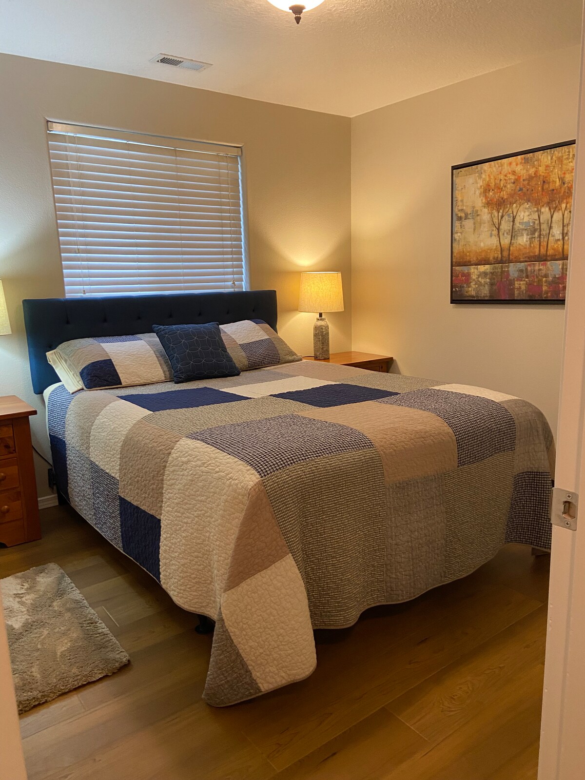 El más pequeño de los 3 dormitorios tiene mucho espacio para una cama tamaño queen y una cómoda en el armario.