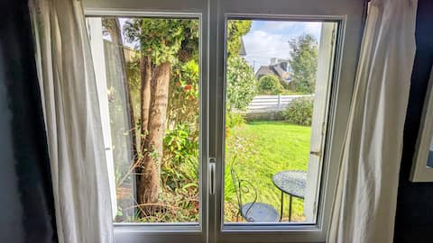 Top Airbnb: Dependency in a wooded garden in Carantec