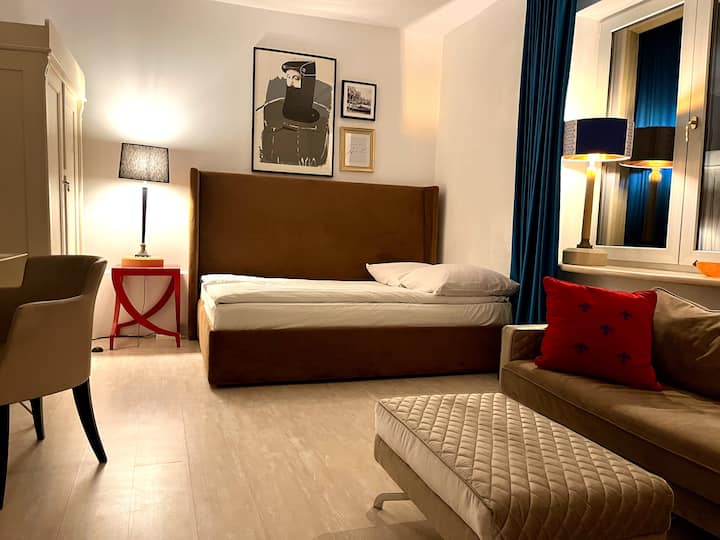 غرفة نوم واسعة بإطلالة جميلة وهادئة خارج النافذة.
مجهزة بتلفزيون كبير وتدفئة إضافية وأثاث مصنوع يدويًا.