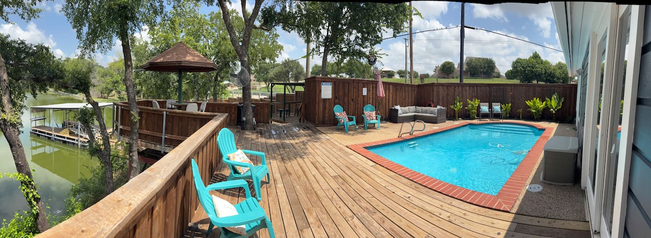 Boat House – Lake Front Marina Home