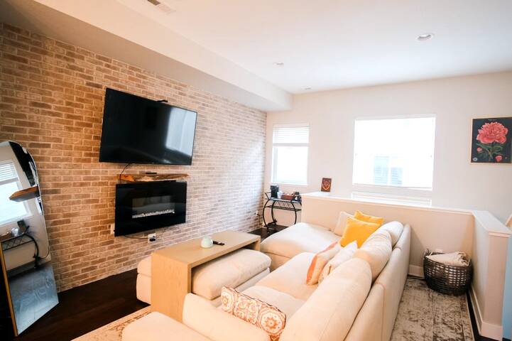 LoHi Townhome with Rooftop Deck & Mountain Views gallery image 2