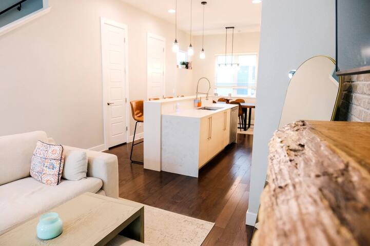 LoHi Townhome with Rooftop Deck & Mountain Views gallery image 3