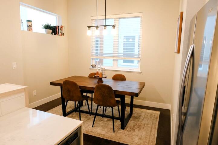 LoHi Townhome with Rooftop Deck & Mountain Views gallery image 4