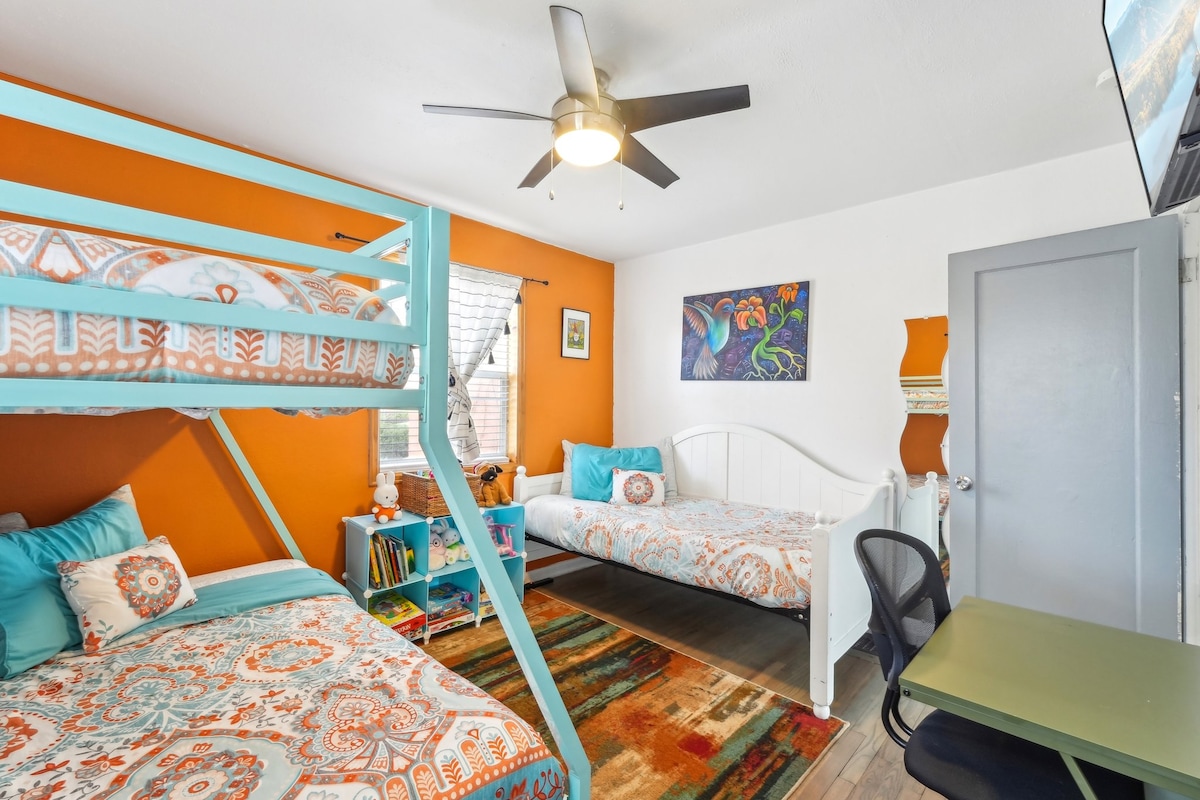 Die Kinder werden das Etagenbett-Setup zusammen mit Spielzeug und Büchern im Schlafzimmer genießen. Es ist auch ideal für größere Gruppen, die zusätzliche Schlafplätze benötigen.