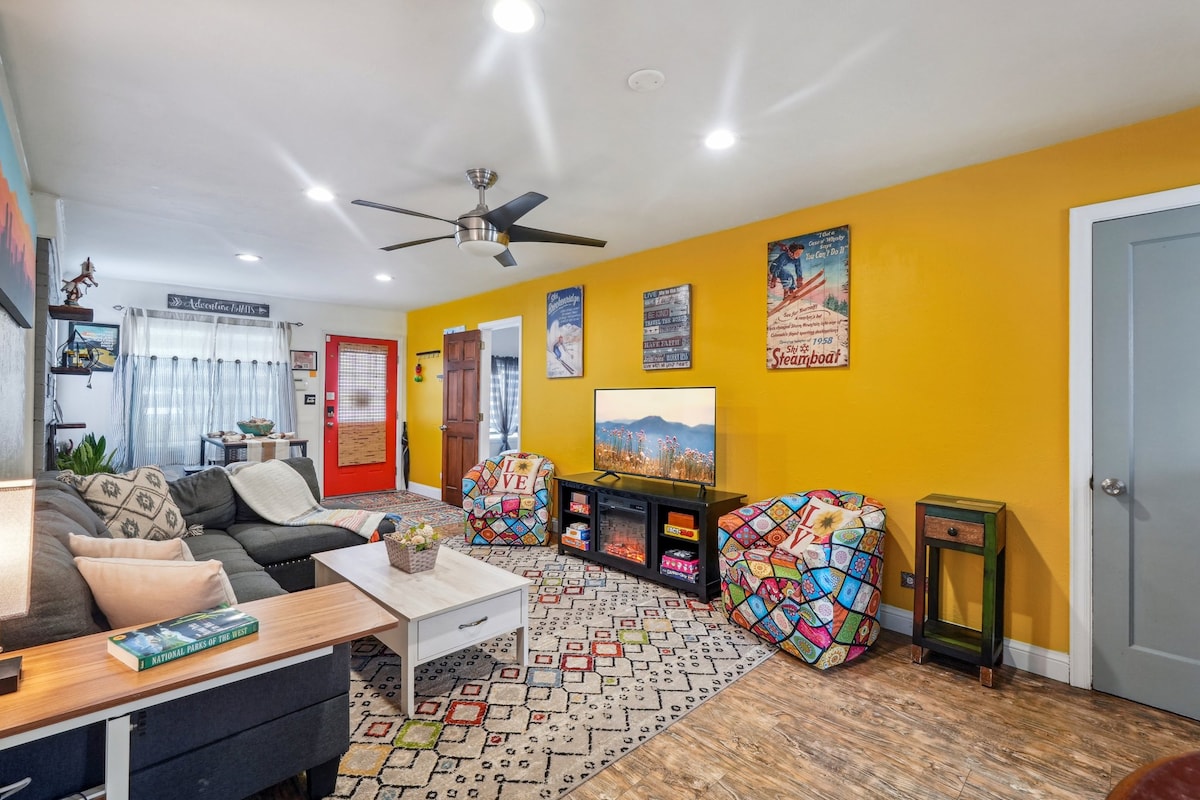 Wenn du durch die Haustür gehst, wirst du dich wie zuhause fühlen!  Es gibt genügend Sitzgelegenheiten für deine Familie und Freunde, um sich zu treffen, sich zu treffen, einen Film anzusehen oder gemeinsam ein Brettspiel zu genießen und Spaß zu haben!