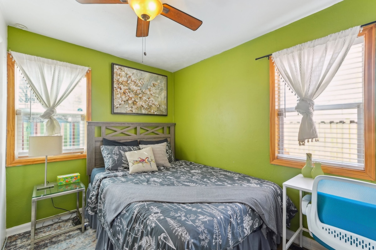 Das zweite Schlafzimmer verfügt über ein komfortables Queensize-Bett und einen speziellen Arbeitsplatz für Remote-Arbeiter während deines Aufenthalts