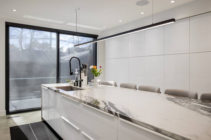 Luxe, Family Friendly Oasis in Trendy Leslieville! gallery image 2