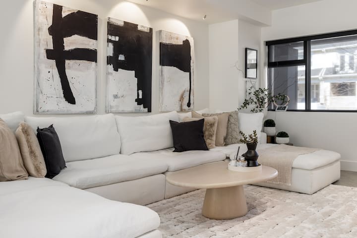 Designer Luxe Home – Trendy Leslieville Gem!