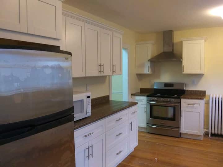 Newtonhighlands Private Bed/bath/entrance 30+ - Newton, MA