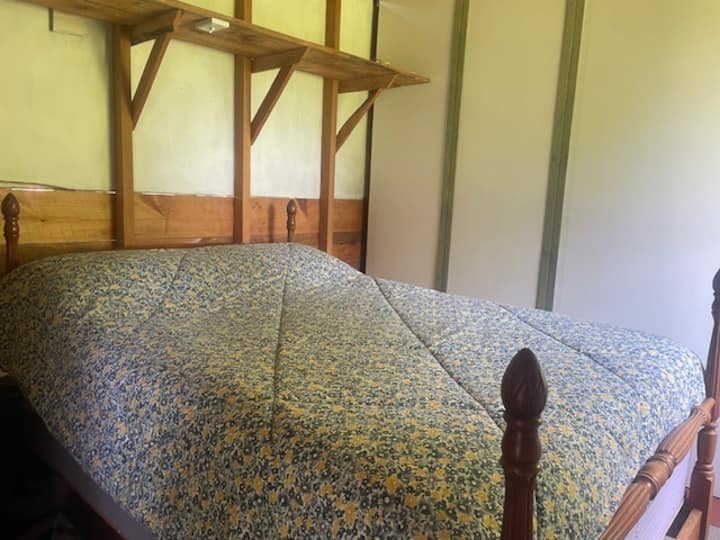 Სრული ზომის საწოლი.