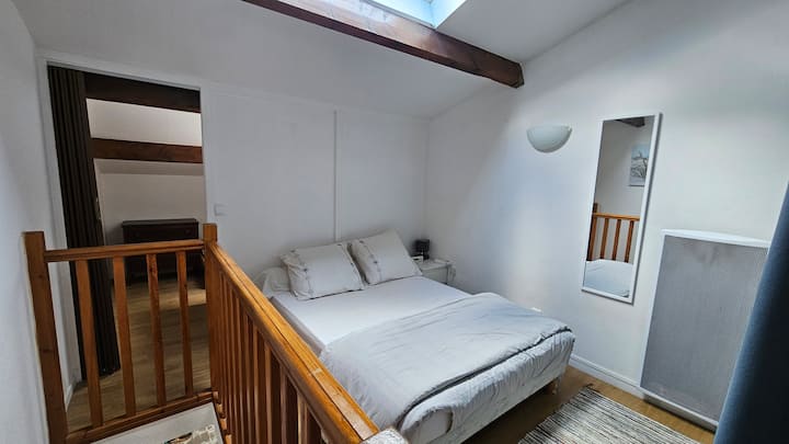 Dhomë gjumi e pajisur me ajër të kondicionuar.