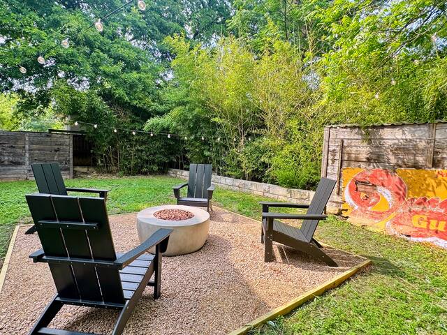 The Hayloft: Mid-Century Barn in Heart of Zilker gallery image 4