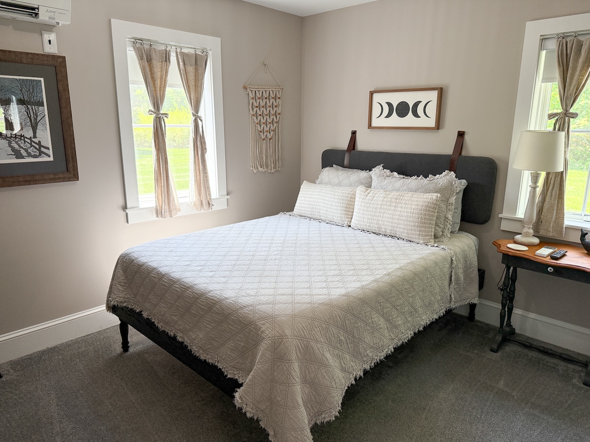 Спалня: ново двойно легло Nectar, дрешник, един скрин, монтиран на стената смарт телевизор, климатик/отопление в стаята.