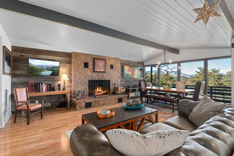 Beautiful mountain home close to skiing & Denver