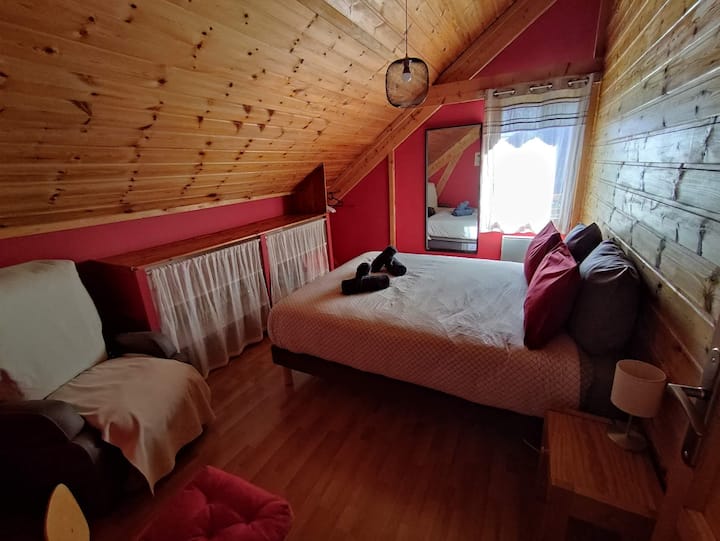 2024年6月新建的标准双人床160X200 ，配备优质床垫