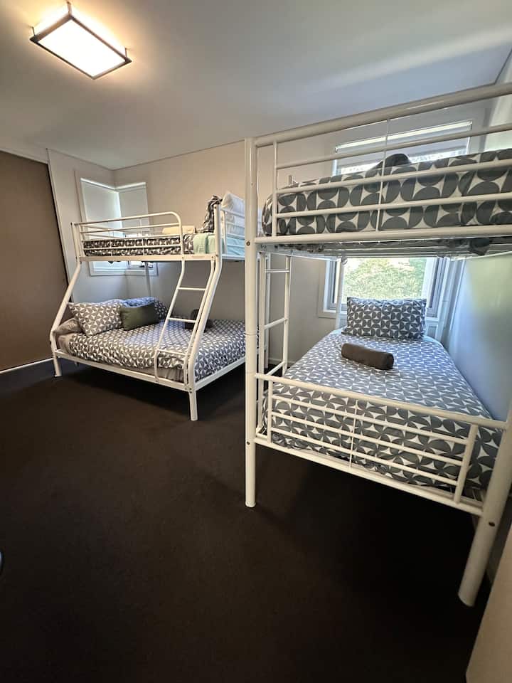 Habitación infantil y tercer dormitorio con literas