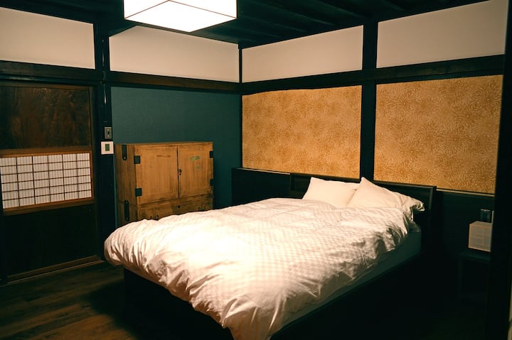 ベッドルーム(野菊)

お二人様でもゆったり眠れるダブルサイズ。
シモンズ製のマットレスをご用意しています。
壁には大三川邸宅周辺に縁のある野菊を描いています。