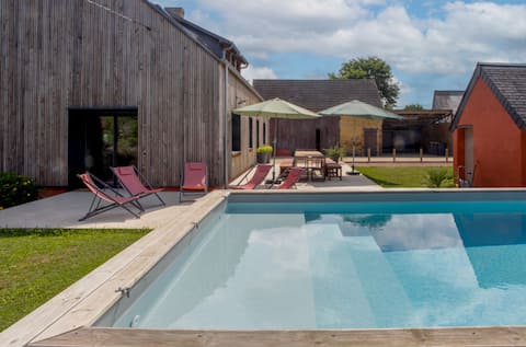 Large gite with swimming pool / fireplace / games