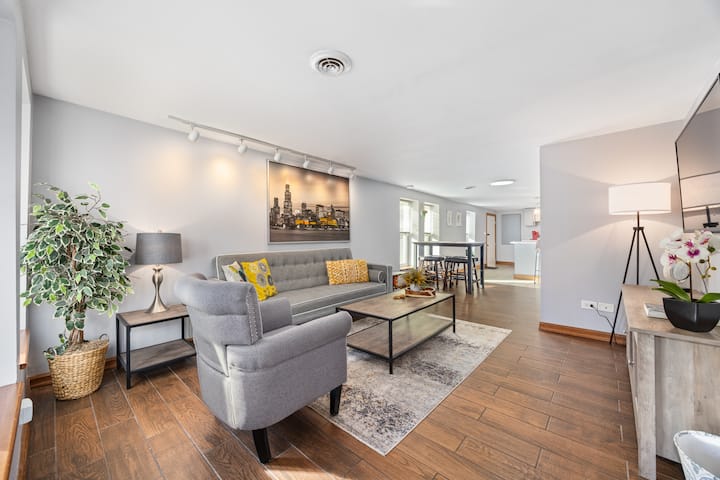 2 Bed Apartment | Convenient Access To Downtown - Brookfield, IL
