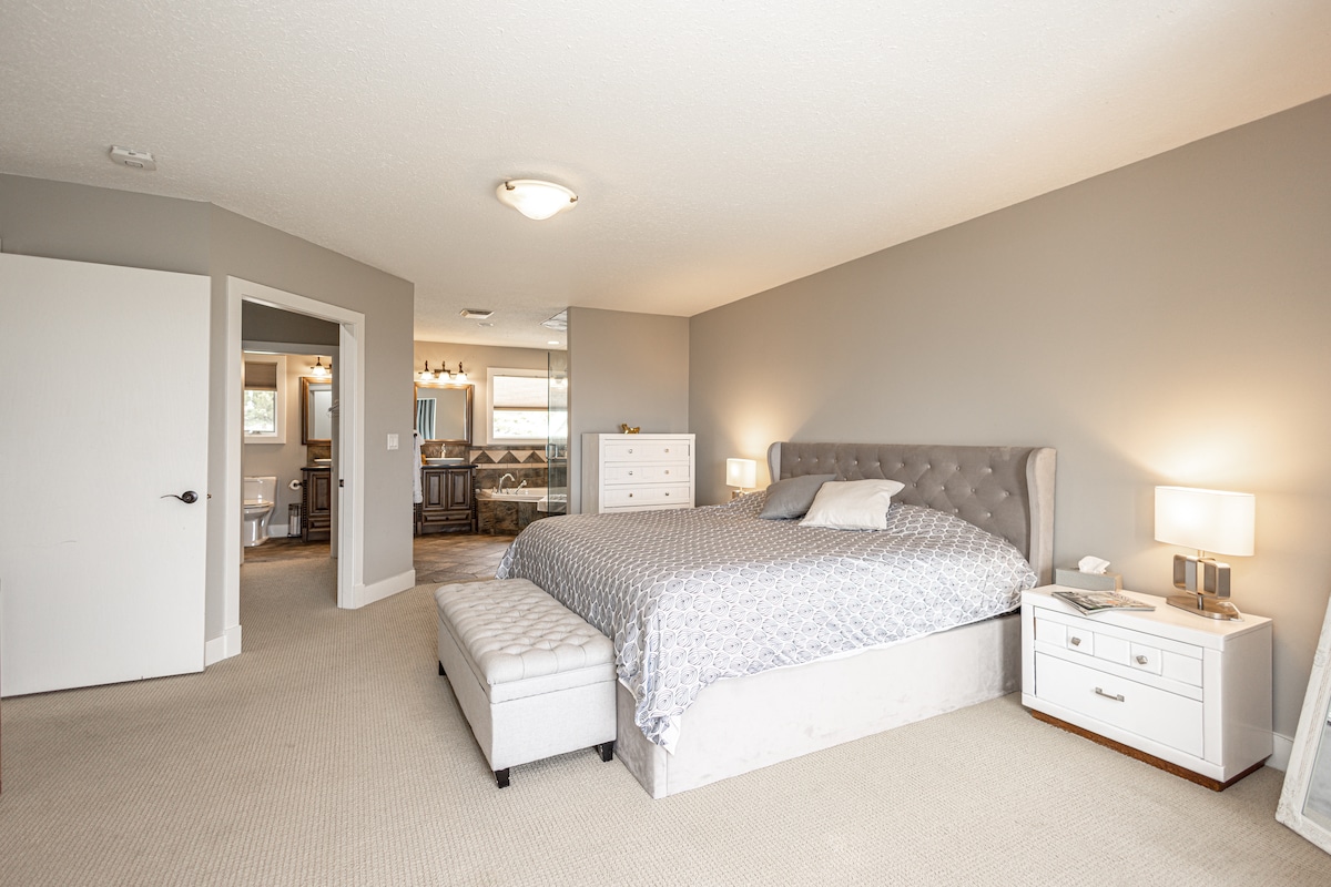 Dhomë gjumi kryesore me suitë dhe krevat fëmijësh