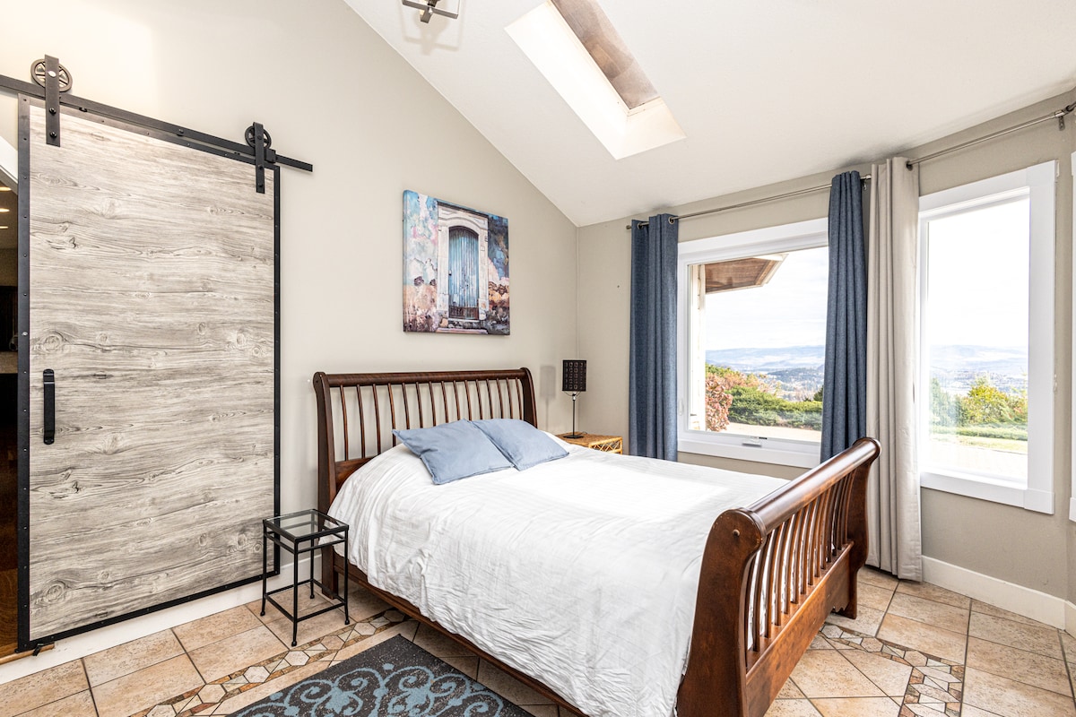 Dhoma e gjumit #4 me derë hangari për në dhomën e ndenjjes dhe hyrje në natyrë