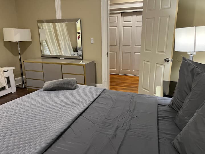 عينة من صور الغرفة الثالثة، تمت إضافتها مؤخرًا أثناء إقامة الضيف حتى لا نتمكن من التقاط معظم الصور المحدثة.**