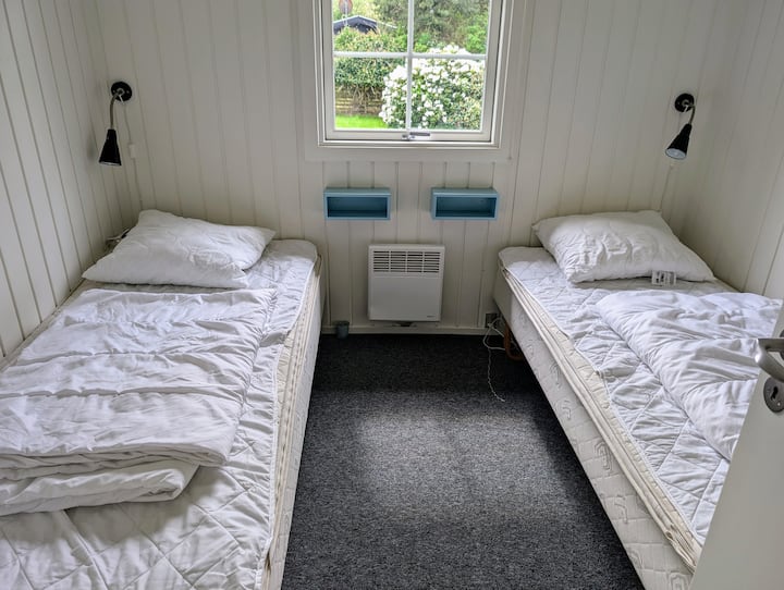 غرفة نوم 3 بسريرين.