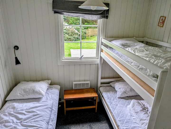 غرفة نوم 2 بثلاثة أسرّة.