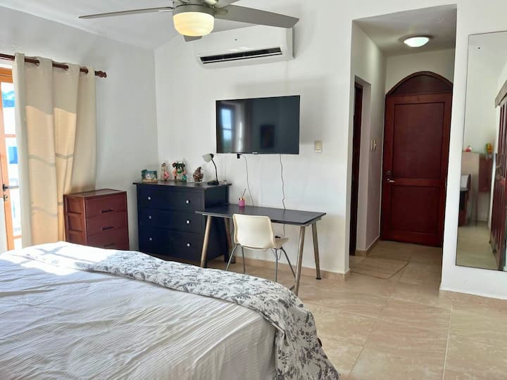 furahia kiyoyozi cha  btu 32,000. dari ya kanisa kuu na bafu iliyoambatishwa ina beseni la kuogea na/au bafu. Televisheni mahiri inahitaji firstick ya amazon, Netflix, You tube TV, apple TV ili kupata nyenzo unazopenda za kutazama.