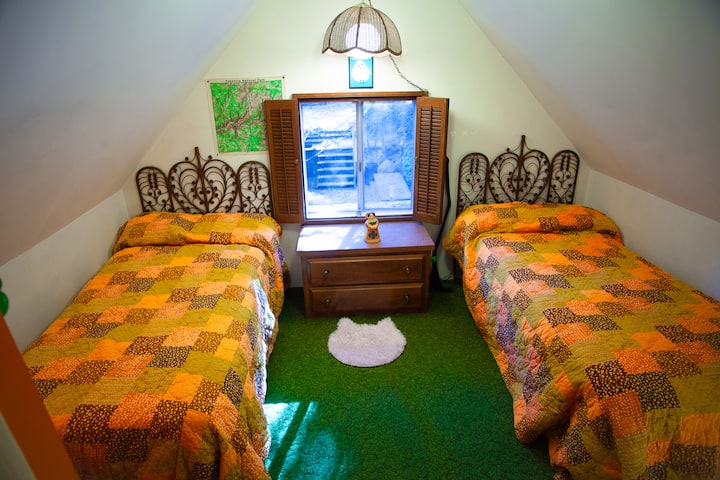 שתי מיטות עם כריות בחדר שינה מס '2, עם אחסון בגדים וכמה אורות לבחירה לחוויה מותאמת אישית