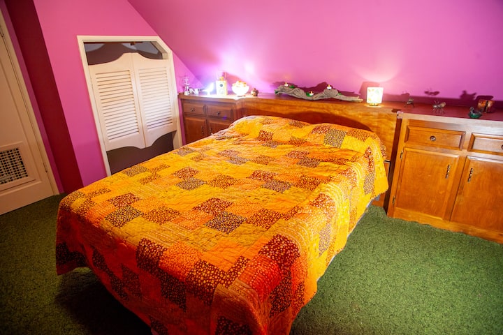 מיטה מלאה עם כרית. תאורה מותאמת אישית והרבה פרטים בטוב טעם לאורך כל הדרך.