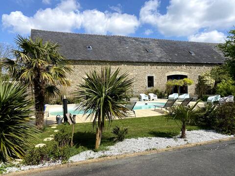Cozy cottage, private garden, swimming pool and games