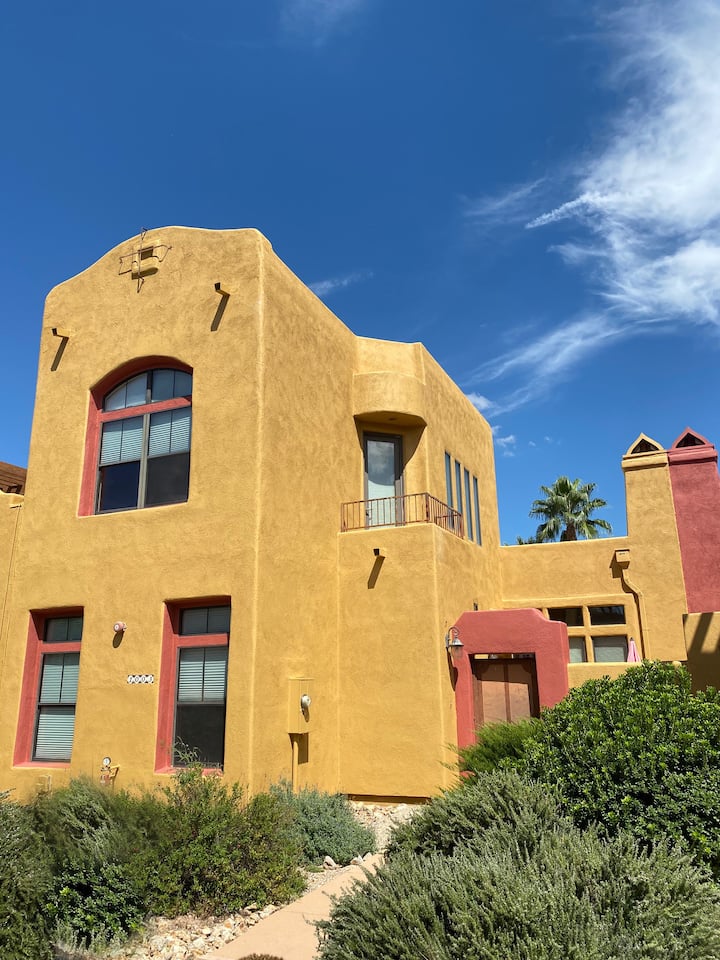 Charming 2br-2.5ba Townhome- Access To Pool, Hot Tub & Gym - Arizona